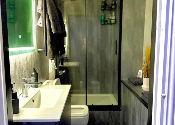 1-bed - Sleeps 2 Wifi &