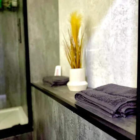 1-bed - Sleeps 2 Wifi &