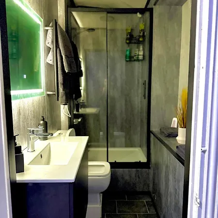 1-bed - Sleeps 2 Wifi &